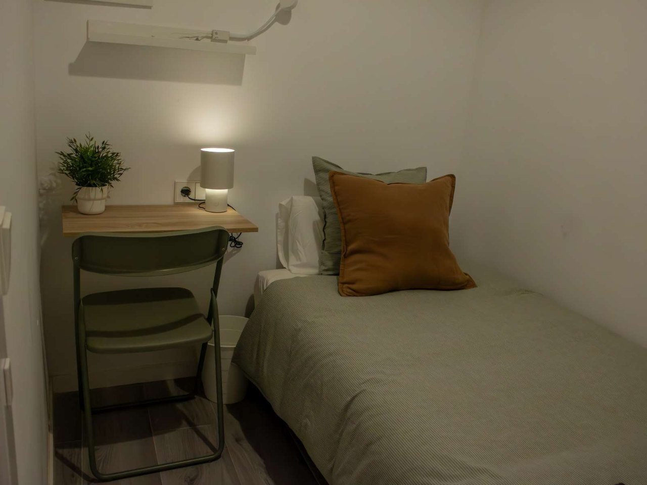 Carrer d'Avinyó, Barcelona, AVH02 – photo 2