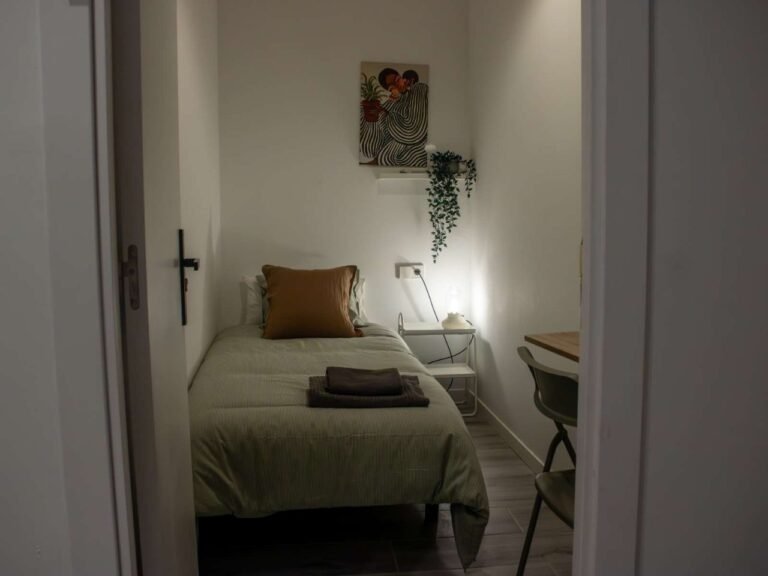 Carrer d'Avinyó, Barcelona, AVH13 – photo 1