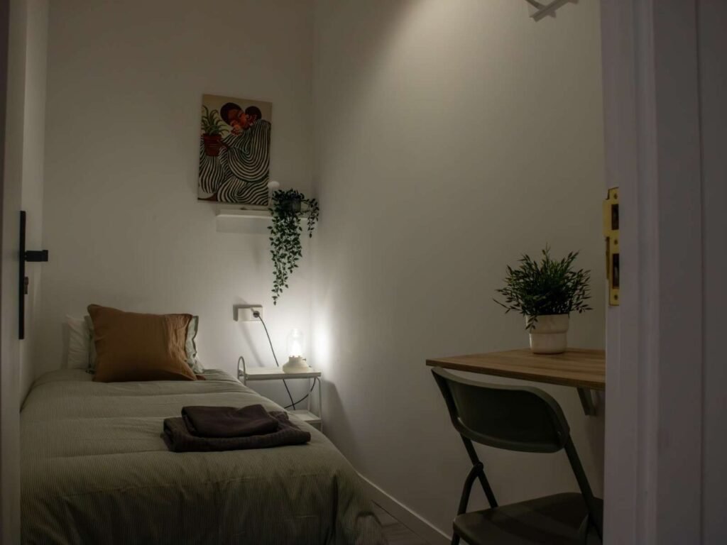 Carrer d'Avinyó, Barcelona, AVH13 – photo 2