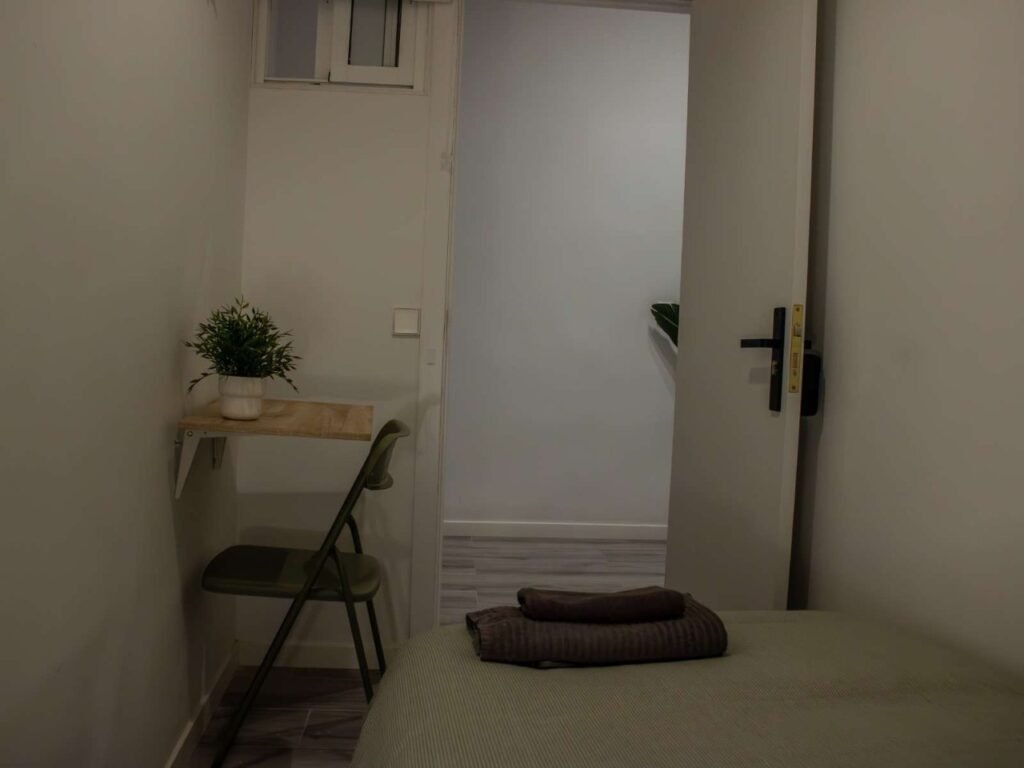 Carrer d'Avinyó, Barcelona, AVH13 – photo 3